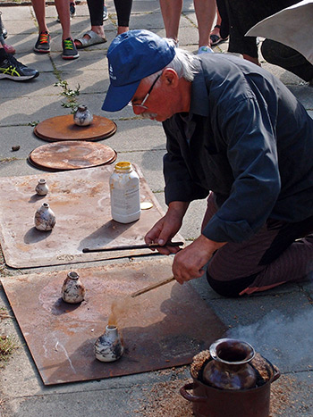 Workshop keramiky RAKU - dekorování chloridem železitým